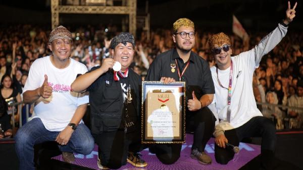Kukarland Festival 2023 Pecahkan Rekor MURI Penggunaan Pesapu Ikat Kepala Khas Kutai Terbanyak